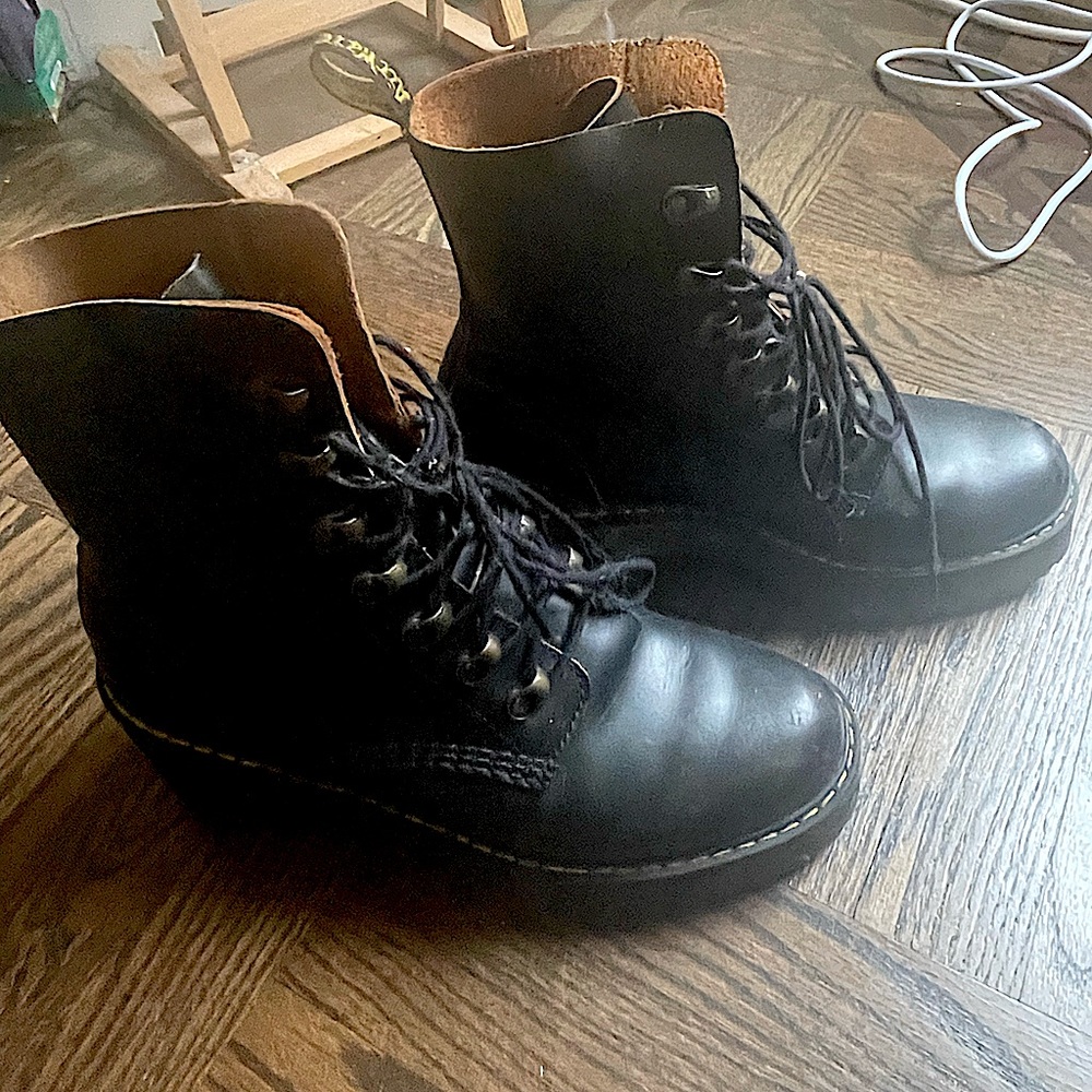Dr Martens Leona platform boots size 9